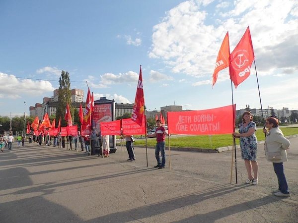 Закон о достойной жизни - «детям войны»! Акция пермских коммунистов