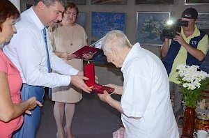 Ялтинскую художницу Анну Олейник поздравили с присвоением звания Почётный гражданин города Ялты