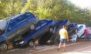 Селевой поток снес полтора десятка автомобилей на трассе Грушевка – Судак