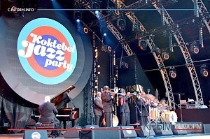 Задержавшийся на сутки из-за непогоды Koktebel Jazz Party начался с выступления новоорлеанского коллектива