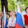 Паспорта юным россиянам и поднятие триколора – в столице Крыма началось празднование Дня флага России
