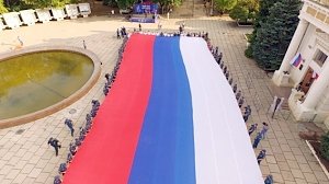 50-метровый российский флаг развернули на Историческом бульваре