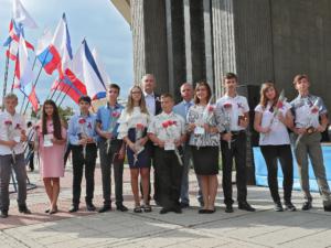 Крымчане доказали свою любовь к государственным символам, своей стране, уважение к Президенту, — Аксёнов