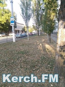 В Керчи фура погнула ограждение