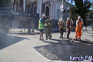 В Керчи заасфальтировали яму на Свердлова-Театральная