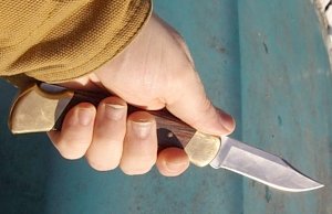 В Керчи на остановке мужчина ударил ножом несовершеннолетнюю девушку