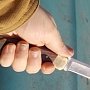 В Керчи на остановке мужчина ударил ножом несовершеннолетнюю девушку