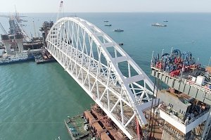 Видео морской операции по доставке ж/д арки Керченского моста на фарватер