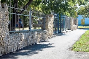 Около евпаторийских школ отремонтировали тротуары