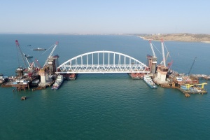 Арку Керченского моста уже поднимают на опоры