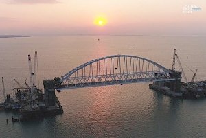 Арочный пролёт Крымского моста подняли на высоту 35 метров