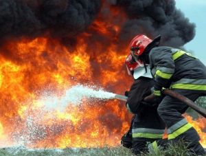 Спасатели эвакуировали из горящего дома 25 человек
