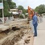 На одной из улиц города Саки активно ремонтируют канализацию