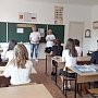 Активисты ОНФ провели в крымских школах урок «Россия, устремленная в будущее»