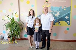 Судебные приставы Керчи в рамках акции подарили книги детям