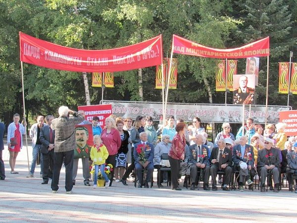 Еврейская АО. В Биробиджане коммунисты возложили цветы к вечному огню и портрету Сталина