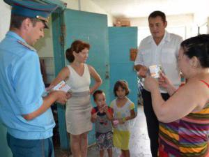 Крымские спасатели объясняют жителям правила пожарной безопасности