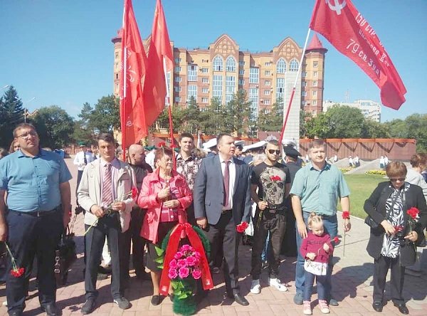 Амурская область. Благовещенские коммунисты возложили цветы к памятнику павшим воинам