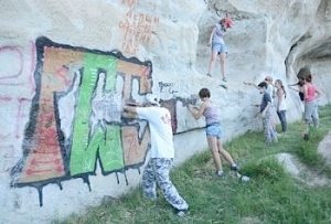 Волонтёры очистили крымский пещерный город от надписей современных вандалов