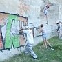 Волонтёры очистили крымский пещерный город от надписей современных вандалов