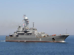 Боевой корабль ВМФ РФ впервые состоялся под аркой Крымского моста