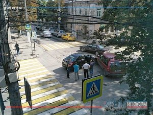 Автолюбители открыли счёт ДТП на отремонтированной центральной улице Симферополя
