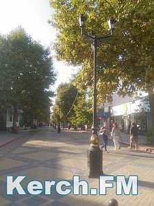 В центре Керчи снова плафон чуть не упал на тротуар