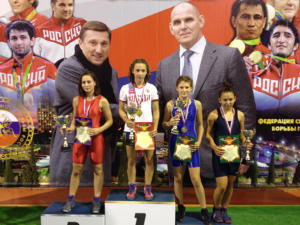 У сборной Крыма четыре медали в первенстве ЮФО по женской борьбе между девушек до 16 лет