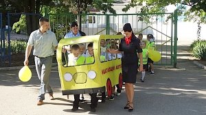 Госавтоинспекция Севастополя сделала акцию «Шагающий автобус»