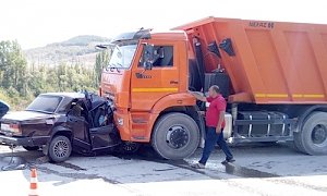 При столкновении легковушки и Камаза в Крыму погибло три человека