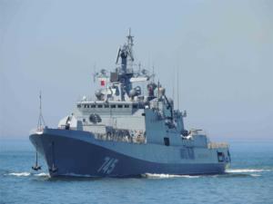 Новейший малый ракетный корабль Черноморского флота «Вышний Волочёк» и фрегат «Адмирал Григорович» отрабатывают задачи в море