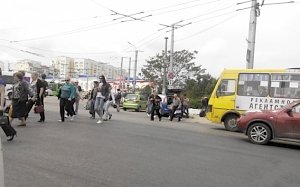 Пешеходов поднимут над дорогой