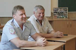 Севастопольские полицейские провели урок Мужества в кадетском классе