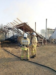 Крымские пожарные потушили 5,5 тонны сена во дворе жилого дома в Красногвардейском районе