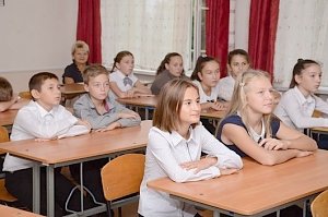 Крымские парламентарии провели для школьников республики единый урок, посвященный Дню Государственного герба и Государственного флага Республики Крым