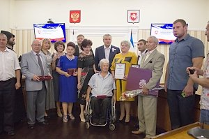 В Крыму отметили день родного флага и герба