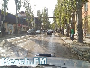 В Керчи течет питьевая вода по Шлагбаумской