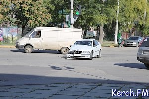 В Керчи произошло лобовое столкновение двух машин