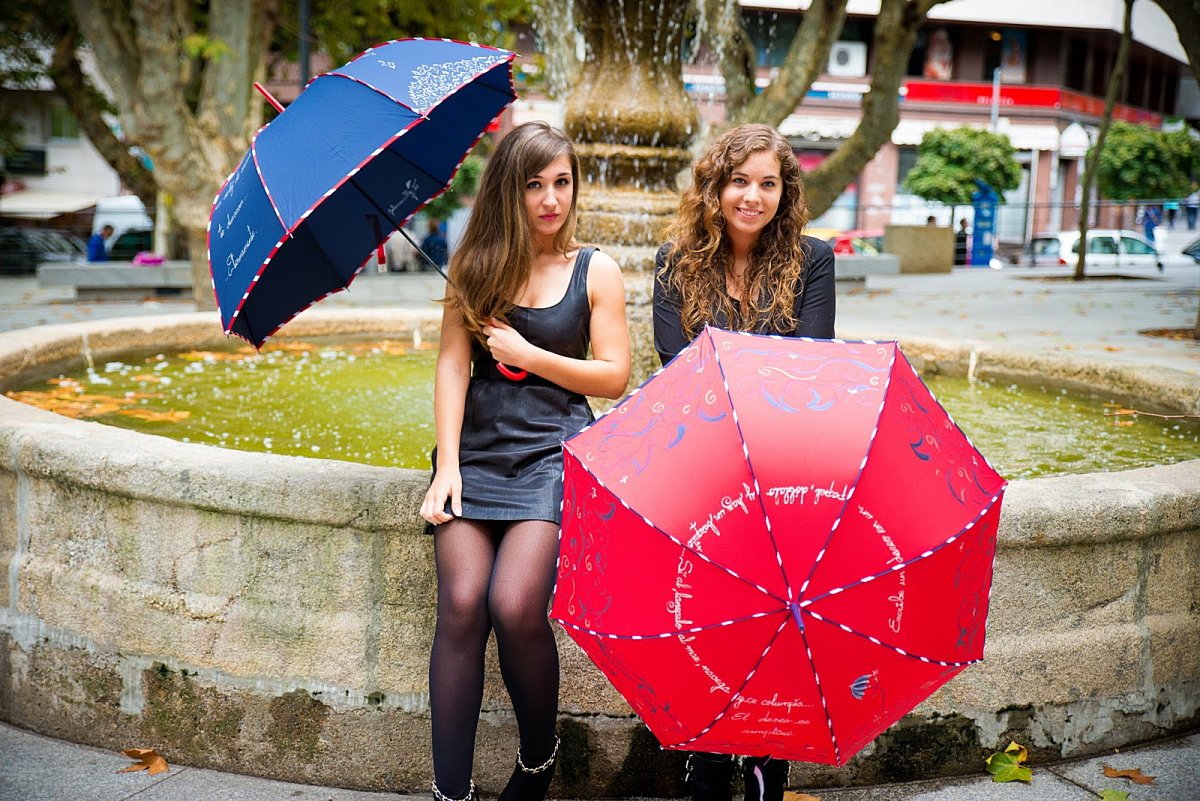 Подарить зонтик. Зонт. Вывернутый зонт. Девушка с зонтом. Девочка с зонтиком.