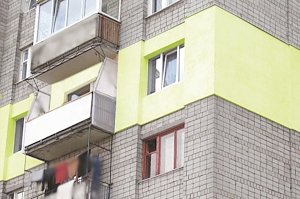 В столице Крыма на домах начали демонтировать опасный утеплитель