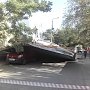 Крыша, сорванная ветром со здания ж/д вокзала в Феодосии, заблокировала автомобиль с пассажирами