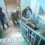Солдаты вместо лифта носят пациентов по этажам в больнице Керчи