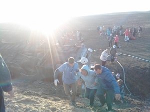 Крымские спасатели оказывают помощь в ликвидации ДТП в районе Керчи