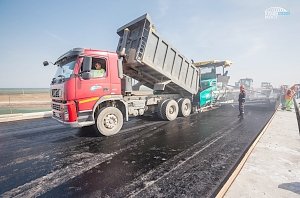 На Крымском мосту уложили верхний слой асфальта на пилотном участке