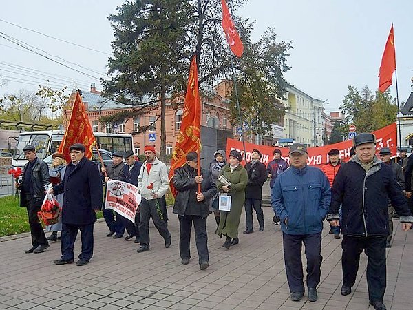 В Барнауле коммунисты и комсомольцы участвовали в памятной акции, посвященной московским жертвам "Черного октября 1993 года"