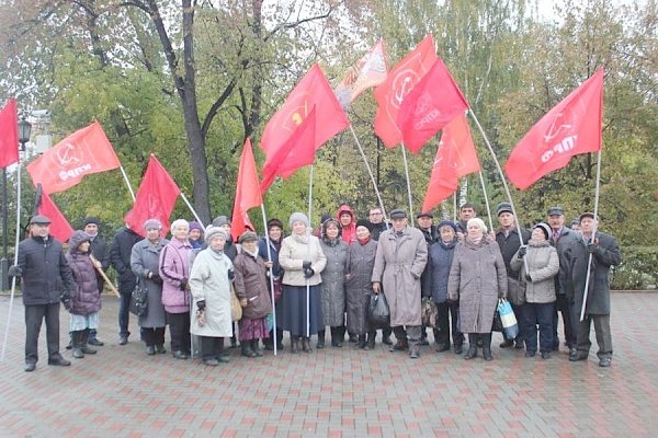 Тюменские коммунисты провели пикет в память о защитниках Советской власти в октябре 1993 года
