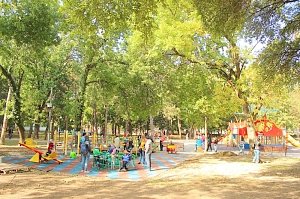 Площадка для детей с ограниченными возможностями открылась в Детском парке Симферополя