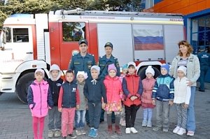 Обучать детей пожарной безопасности требуется с самого раннего возраста: в пожарных частях Севастополя провели день открытых дверей
