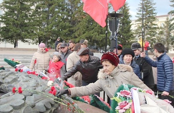 Челябинские коммунисты и комсомольцы провели пикет в память о защитниках Дома Советов