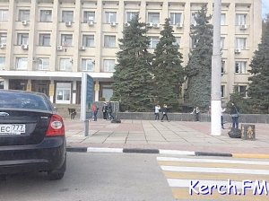 В Керчи утро бюджетников вместо работы началось с уборки улиц города